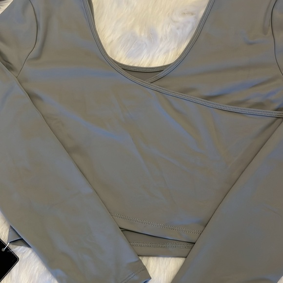 KTILG Womens Grey Long Sleeve Cropped Athletic Shirt Size Medium - Picture 2 of 4